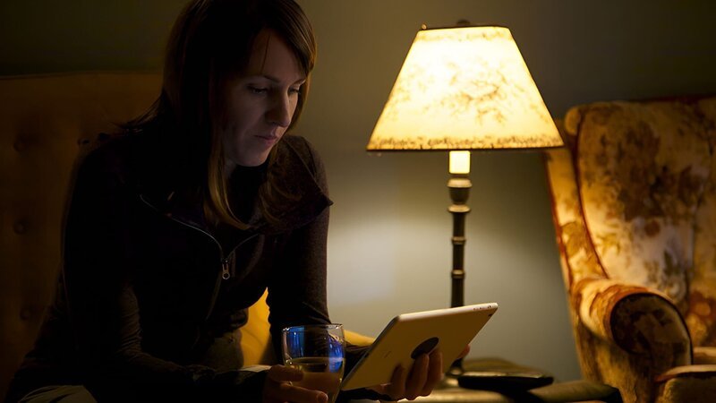 Heather looking at a tablet under the light. – Bild: Discovery Communications
