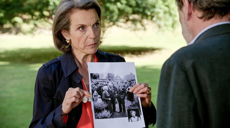 Victoria (Caroline Schreiber, r.) ist überzeugt, dass die für tot erklärte Emilia Flickenschild (Bild) ihre Mutter ist. Gunter (Hermann Toelcke, r.) überlässt zur Aufklärung Victoria eine Kiste. – Bild: NDR
