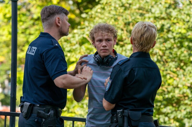 Jona Tauber (Jona Levin Nicolai) möchte bei den Ermittlungen dabei sein. – Bild: MDR/​ARD Degeto/​Oliver Feist