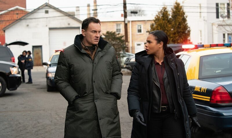 L-R: Jess LaCroix (Julian McMahon), Sheryll Barnes (Roxy Sternberg) – Bild: 2019 CBS Broadcasting, Inc. All Rights Reserved. /​ Mark Schafer Lizenzbild frei