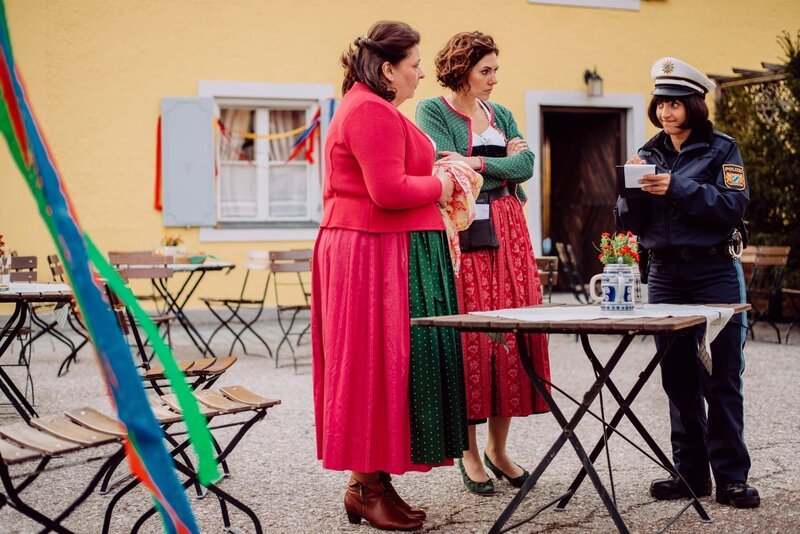 Josephine ist froh, dass sie zumindest einen kleinen Hinweis auf den Dieb bekommt. Von links: Monika Vogl (Christine Reimer), Fanny Brunner (Katrin Lux) und Polizistin Josephine Drechsler (Mira Mazumdar). – Bild: BR/​Nadya Jakobs