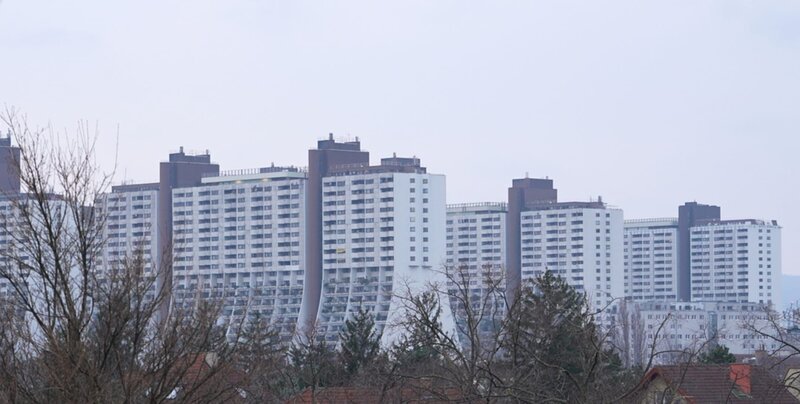 Mehrere Gebäude des Wohnparks Alterlaa in Wien, einem der größten Wohnparks Europas. – Bild: Yannick Reiche /​ ZDF