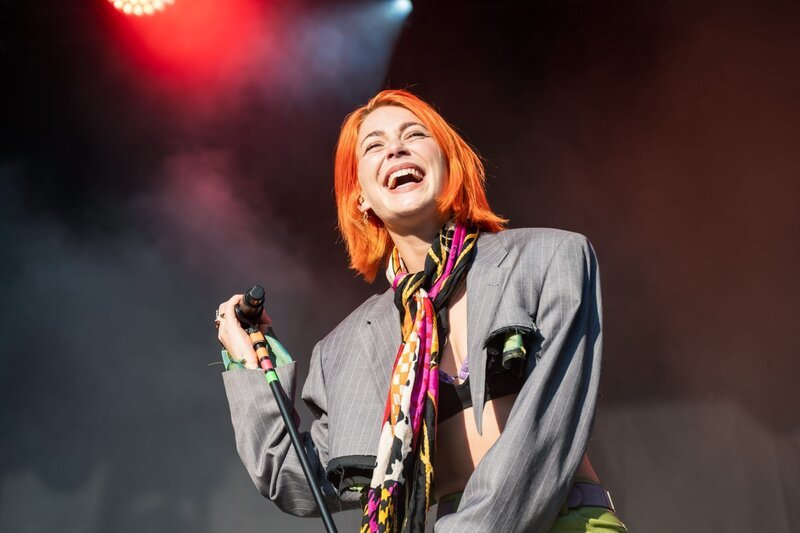Alli Neumann auf der Bühne während des PULS Open Air Festivals. – Bild: BR, Kaethe deKoe /​ ZDF