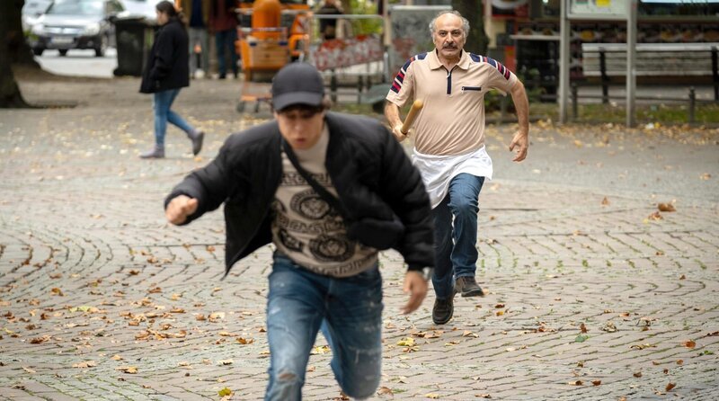 Die Jungs haben einen Stein in die Scheibe von Momos (Husam Chadat, re.) Imbiss geworfen und hauen ab. – Bild: ARD Degeto Film/​Conny Klein