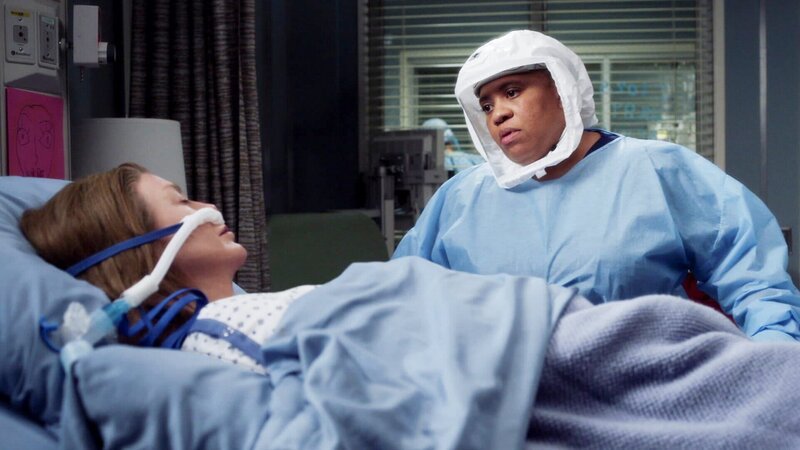 In grosser Sorge um ihre beste Ärztin: Ellen Pompeo als Dr. Meredith Grey, Chandra Wilson als Dr. Miranda Bailey – Bild: SRF/​ABC Studios