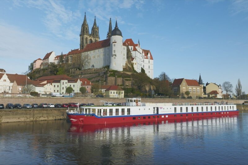 Das Kreuzfahrtschiff „MS Katharina von Bora“ vor Meißen. – Bild: ZDF und arte