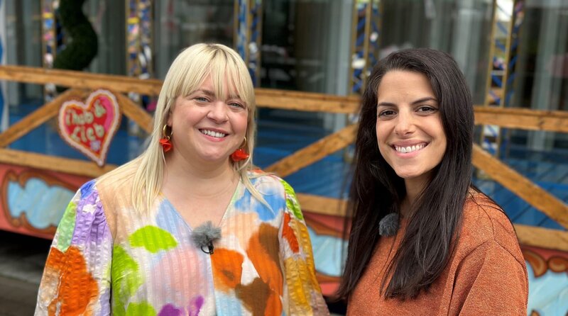 Was ist wahre Schönheit? Für die ARD-Märchenreise trifft Moderatorin Clarissa Corrêa da Silva Feministin Melodie Michelberger in Hamburg – Bild: Radio Bremen/​Kathrin Schwiering