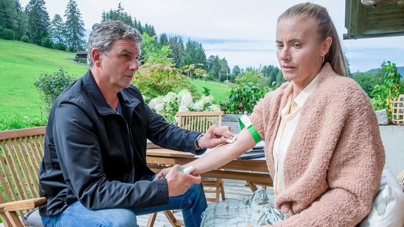 Der Bergdoktor Staffel 16 Im Netz – Teil 1 Arzt untersucht Patientin: Hans Sigl als Bergdoktor Dr. Martin Gruber, Elisabeth Baulitz als Katja Becker – Bild: SRF/​ZDF/​Erika Hauri