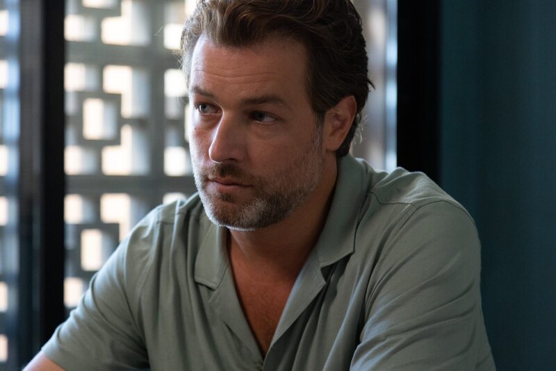 Max (Julian Looman) verhört einen Verdächtigen, der am Tatort gesehen wurde, aber vehement seine Unschuld beteuert. – Bild: ZDF und Mark Bourdillon