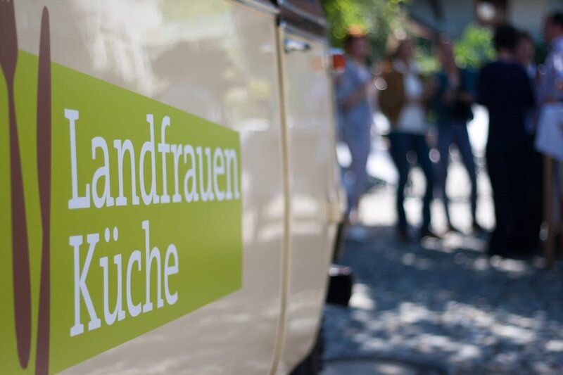 Das Logo am Landfrauenbus. – Bild: BR/​megaherz gmbh