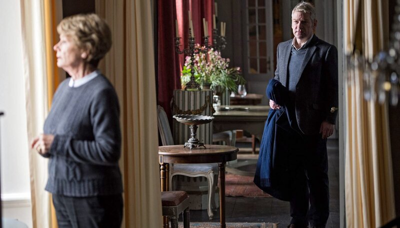 Je mehr Wallander (Kenneth Branagh) bei seinen Ermittlungen herausfindet, desto verschlossener wird Håkans Frau Louise (Ann Bell). – Bild: ARD Degeto/​Yellow Bird/​Left Bank Pictures/​Steffan Hill