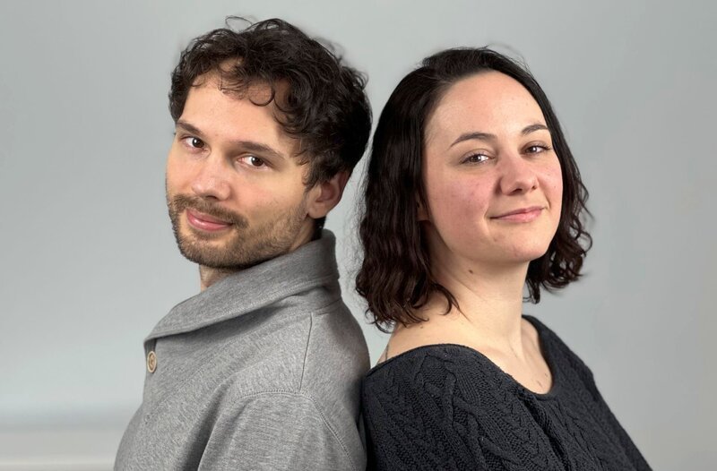  Jasmin und André sind mit Hochzeitsvorbereitung vollbeschäftigt. – Bild: HR