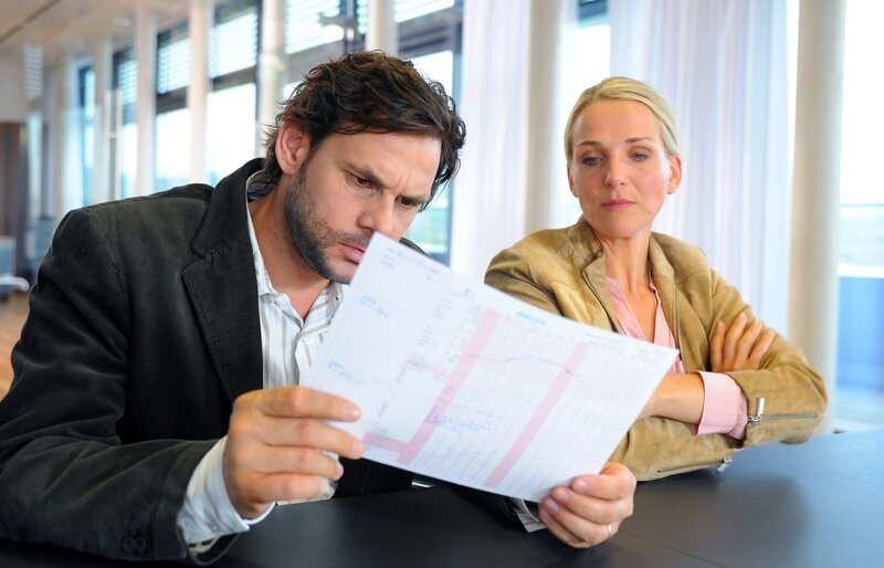 Konrad (Alexander Beyer) hat sich in der Klinik mit Krankenhauskeimen infiziert, in der seine Frau Maja (Tanja Wedhorn) als Wissenschaftlerin arbeitet. – Bild: ARD Degeto/Alfons Kowatsch Konrad (Alexander Beyer) hat sich in der Klinik mit Krankenhauskeimen infiziert, in der seine Frau Maja (Tanja Wedhorn) als Wissenschaftlerin arbeitet. – Bild: ARD Degeto/Alfons Kowatsch