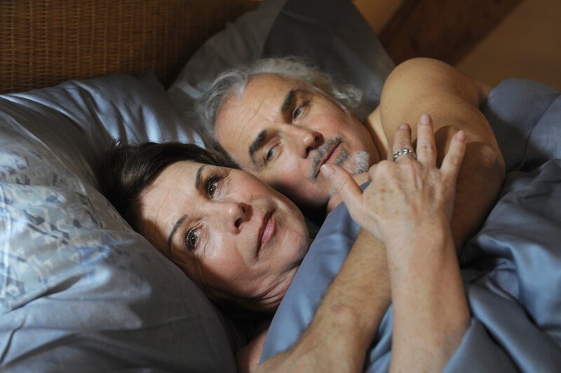 Rosi kann nicht mehr leugnen, dass es zwischen ihr und Karl nicht funkt. Von links: Rosi Kirchleitner (Brigitte Walbrun) und Karl (Hansa Czypionka). – Bild: BR/​Marco Orlando Pichler