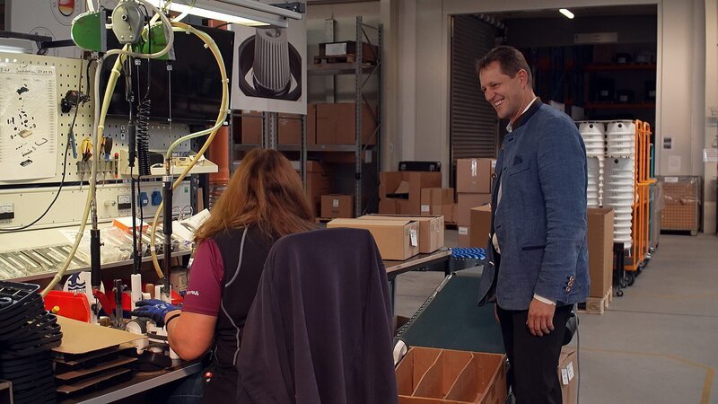 Unternehmer und Vertreter Bernhard Grassinger (r.) in der familieneigenen Staubsaugermanufaktur im Allgäu. – Bild: ZDF und Walter Krieg