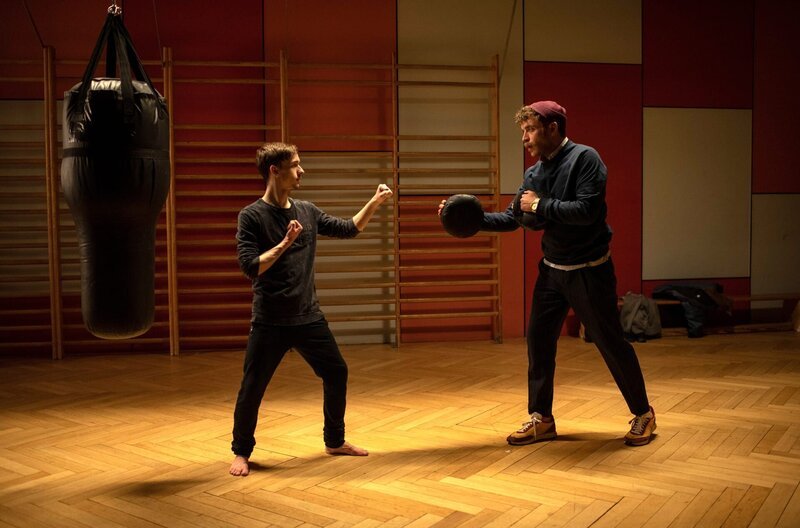 „Die Kunst zu kämpfen“ vermittelt Nils Sanchez (Enrique Fiß, r.) seinem Schüler Anton Marchlewski (Niklas Post, l.) beim Taekwondo. – Bild: ARD/​Thorsten Jander