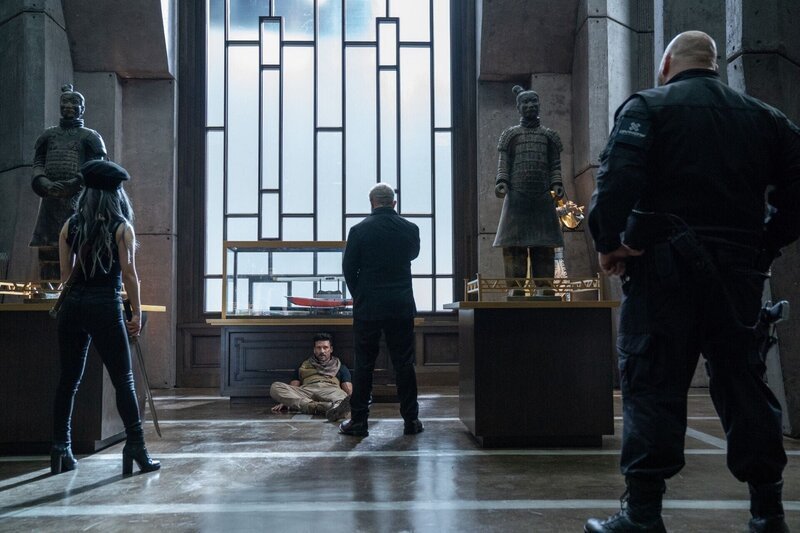 V.l.: Guan Yin (Selina Lo), Colonel Clive Ventor (Mel Gibson), Roy Pulver (Frank Grillo) Die Verwendung des sendungsbezogenen Materials ist nur mit dem Hinweis und Verlinkung auf RTL+ gestattet. – Bild: RTL / Leonine Studios V.l.: Guan Yin (Selina Lo), Colonel Clive Ventor (Mel Gibson), Roy Pulver (Frank Grillo) Die Verwendung des sendungsbezogenen Materials ist nur mit dem Hinweis und Verlinkung auf RTL+ gestattet. – Bild: RTL / Leonine Studios