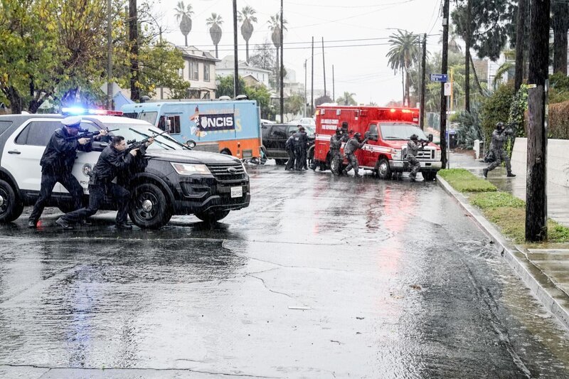 After a Navy Seal is attacked while moonlighting at a security job for a successful marijuana dispensary, Sam personally vows to apprehend the suspect out of respect for the Navy Seal brotherhood, on NCIS: LOS ANGELES. – Bild: CBS Broadcasting, Inc. /​ Cliff Lipson