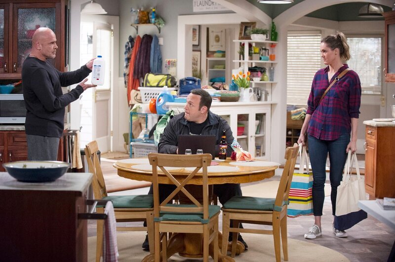 Rootger (Bas Rutten, l.), Kevin Gable (Kevin James), Donna Gable (Erinn Hayes) – Bild: RTL Deutschland