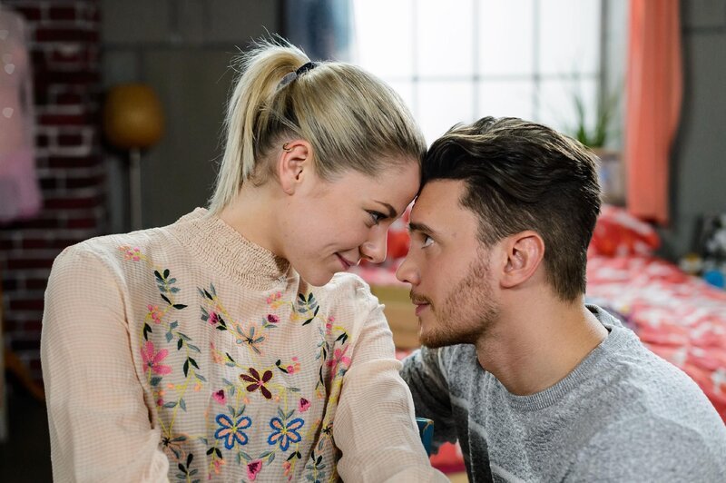 Marie (Cheyenne Pahde) versucht, ihr schlechtes Gewissen wegzuschieben und sich auf ihr Familienglück mit Ronny (Bela Klentze) zu konzentrieren. – Bild: RTL /​ Willi Weber