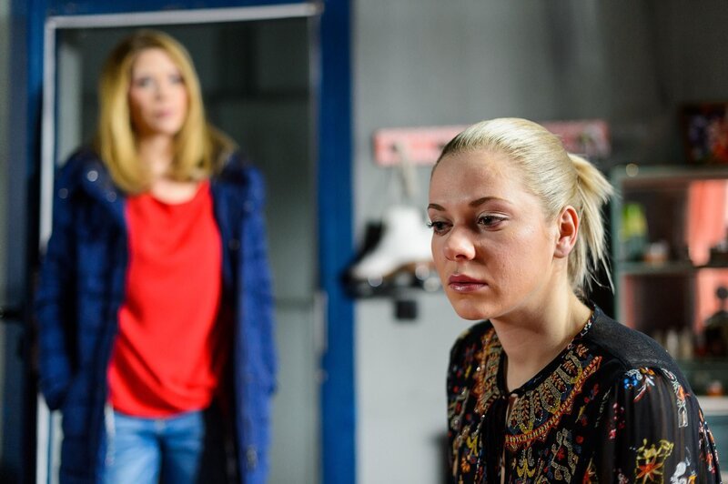 Diana (Tanja Szewczenko, l.) ist irritiert und bekommt einen schrecklichen Verdacht, als Marie (Cheyenne Pahde) sich Vorwürfe macht. – Bild: RTL /​ Willi Weber