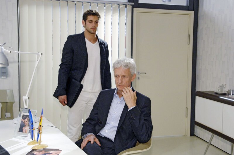 Jonas (Roy Peter Link, l.) stellt seinen Vater (Mathieu Carrière, r.) zur Rede … – Bild: SAT.1 /​ Claudius Pflug