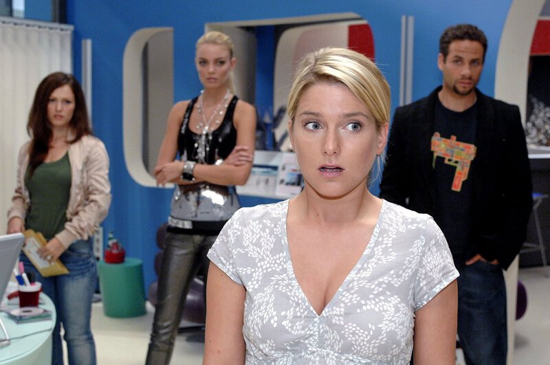 Anna ist mehr als überrascht über Nataschas Verkündung … v.l.n.r.: Mitarbeiterin Elke (Anni Wendler), Anna (Jeanette Biedermann), Jannick (Mike Adler) – Bild: SAT.1 /​ Oliver Ziebe