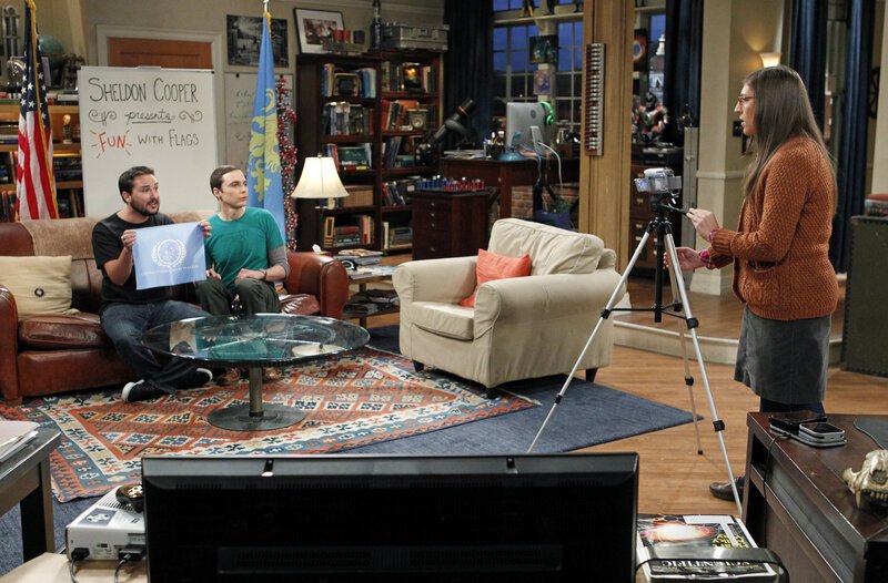 Während Howard Schwierigkeiten damit hat, bei seiner Mutter auszuziehen, findet sich Sheldon (Jim Parsons, M.) mitten in einer Auseinandersetzung zwischen Amy (Mayim Bialik, r.) und Will Wheaton (Will Wheaton, l.) wieder … – Bild: © Warner Bros. Television