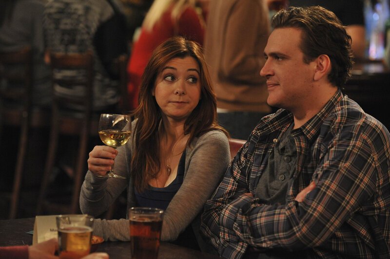 Amüsieren sich prächtig über ein Malheur von Ted: Marshall (Jason Segel, r.) und Lily (Alyson Hannigan, l.) … – Bild: © 20th Century Fox International Television
