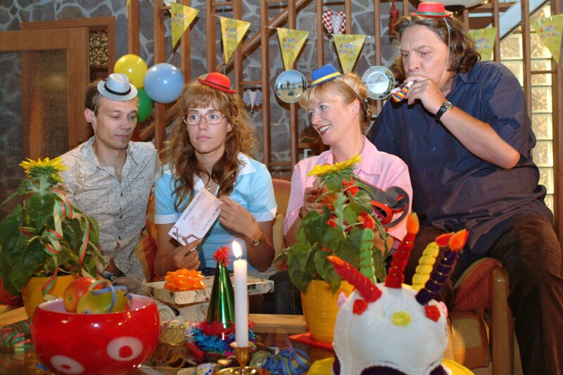 Lisa (Alexandra Neldel, 2.v.l.) gelingt es nicht, ihren Geburtstag mit Jürgen (Oliver Bokern, l.) und ihren Eltern (Ulrike Mai, 2.v.r.; Volker Herold, r.) zu genießen. – Bild: SAT.1 /​ Monika Schürle