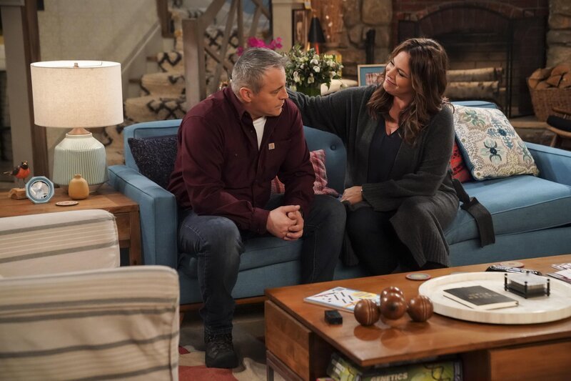 Adam Burns (Matt LeBlanc, l.); Andi Burns (Liza Snyder, r.) – Bild: CBS Broadcasting, Inc.