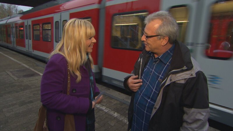 Hofft, mit Hilfe von Julia Leischik (l.), seine Tochter wieder zu finden: Jürgen (r.) … – Bild: © SAT.1