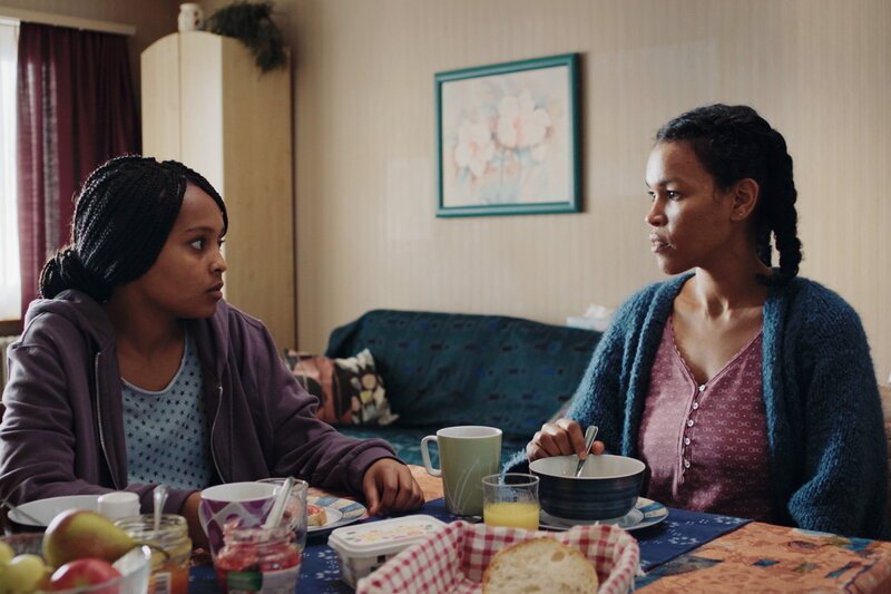 Semret Hermela Tekleab als Joe, Semret, Lula Mebrahtu als Semret SRF/Cinédokké/Cineworx Filmproduktion Basel/Pascal Mora – Bild: SF1 Semret Hermela Tekleab als Joe, Semret, Lula Mebrahtu als Semret SRF/Cinédokké/Cineworx Filmproduktion Basel/Pascal Mora – Bild: SF1