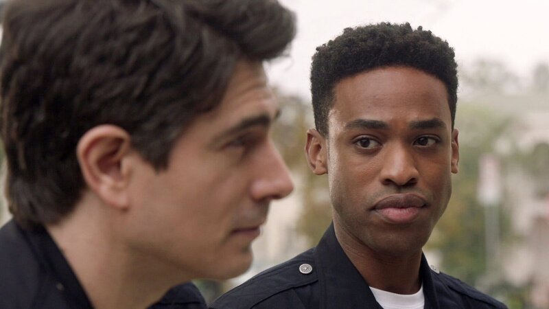 Die Fronten zwischen West (Titus Makin Jr., r.) und seinem neuen Ausbilder Stanton (Brandon Routh, l.) verhärten immer weiter. Nun will West Stantons diskriminierendes Verhalten nicht mehr tatenlos hinnehmen. – Bild: ZDF