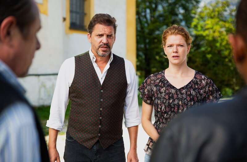 Die Kommissare Benedikt Beissl (Andreas Giebel, l.) und Jerry Paulsen (Peter Marton, r.) haben ein verdächtiges Gespräch zwischen Paul Hinterweger (Andreas Bittl, 2.v.l.) und Kathi Leitner (Magdalena Wiedenhofer, 2.v.r.) mit angehört. – Bild: ARD/​Benjamin Strobel
