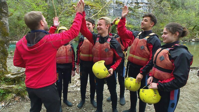 Alle sind gut durch die Stromschnellen gekommen. Coach Tobi ist zufrieden! – Bild: hr/​E+U TV Film- und Fernsehproduktion