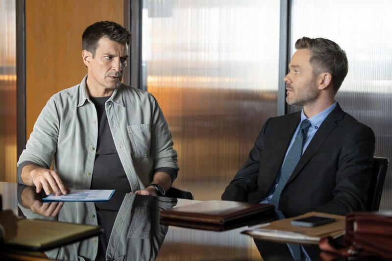 Staatsanwalt Wesley (Shawn Ashmore, r.) versucht mit allen Mitteln, die Klage, die Oscar Hutchinson gegen Officer Nolan (Nathan Fillion, l.) erhoben hat, abzuweisen. Jetzt liegt es an Nolan, die richtige Aussage zu machen, um das Gericht zu überzeugen. – Bild: ZDF und Raymond Liu