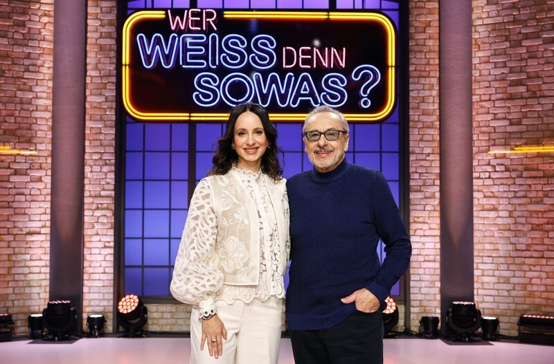 Die Schauspielerin und Fernsehmoderatorin Stephanie Stumph (l.) und ihr Vater, der Schauspieler und Kabarettist Wolfgang Stumph (r.) treten bei „Wer weiß denn sowas?“ gegeneinander an. – Bild: ARD/​Morris Mac Matzen