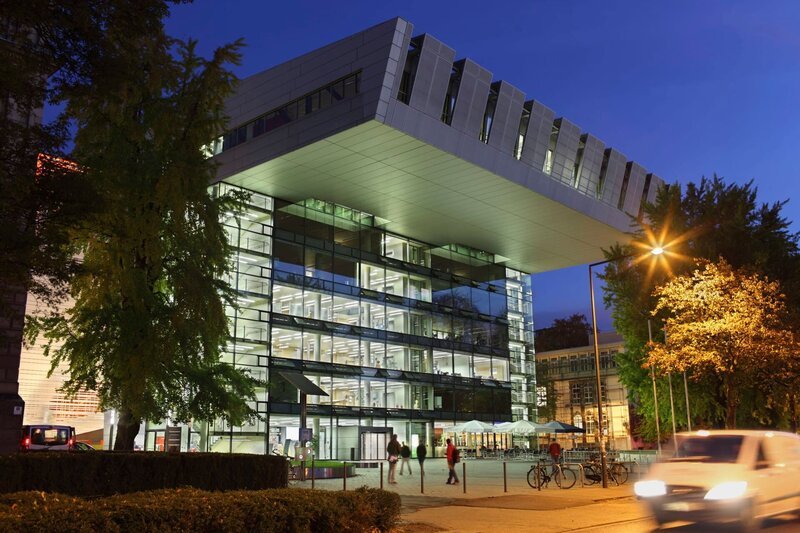 Aussenansicht der RWTH Aachen Universität. – Bild: ServusTV /​ Thomas Saupe /​ Getty Images /​ Terra Mater Studios GmbH /​ E+