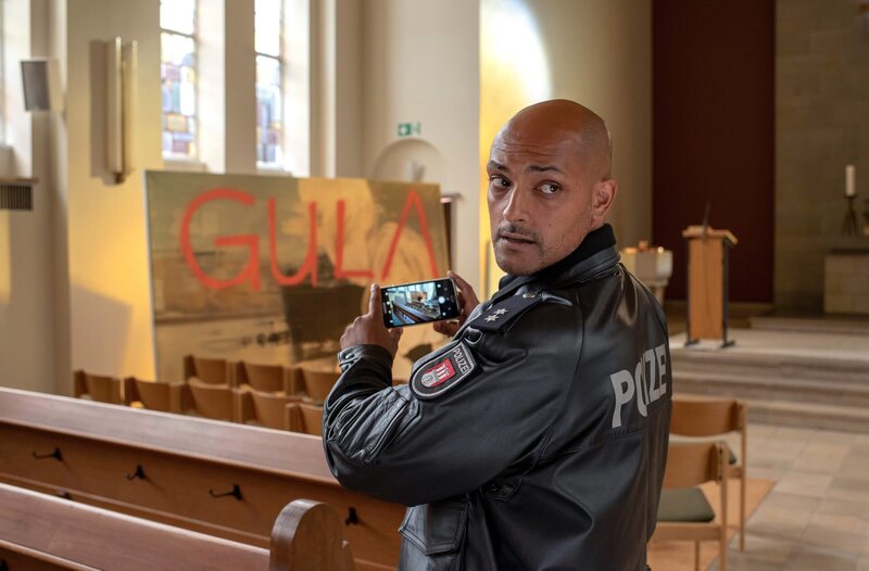 Lukas Petersen (Patrick Abozen) weiß, dass „Gula“ auch Selbstsucht bedeuten kann. Aber ist damit der Pfarrer gemeint? – Bild: ARD/​Thorsten Jander