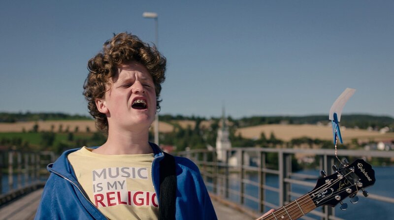 Axel (Jakob Dyrud) spielt einen Song für seine große Liebe Linda. – Bild: BR/​MDR/​NDR/​Bjorn Bratberg/​Bjorn Bratberg