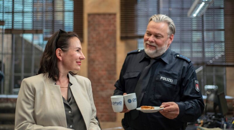 Helmut Husmann (Torsten Münchow, r.) verknallt sich ausgerechnet in die Reporterin Petra Schaller (Anna Grisebach, l.). – Bild: ARD/​Cornelia Klein