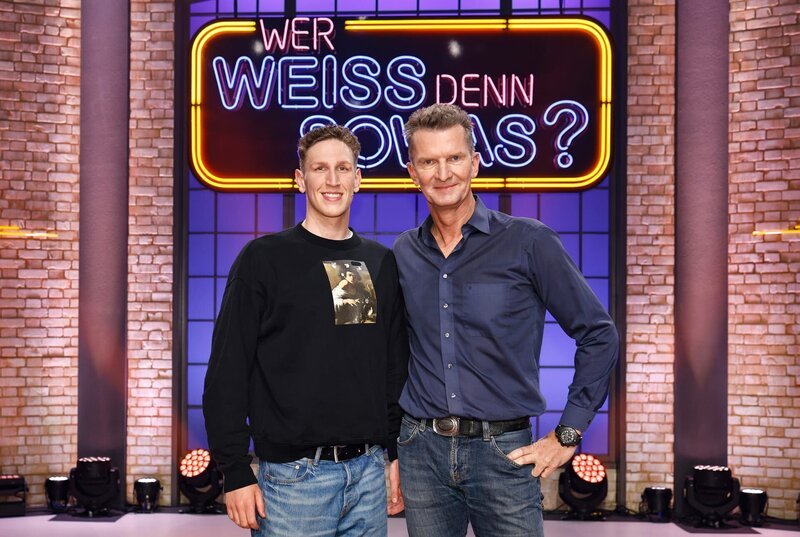 Die Kandidaten: Der Schwimmsportler und Olympiasieger Lukas Märtens (l.) und der ehemalige Schwimmsportler und Olympiasieger Michael Groß (r.). – Bild: ARD/​Morris Mac Matzen