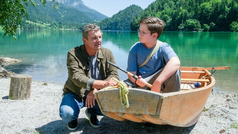 Der Bergdoktor Staffel 16 Eine schwere Last – Teil 1 Alter Mann und Bub mit kleinem Schiff: Hans Sigl als Bergdoktor Dr. Martin Gruber, Emil Knapp als Sammy Federer – Bild: SRF/​ZDF/​Erika Hauri