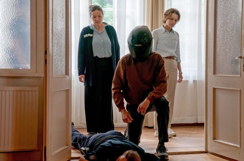 Das Team spielt die Tat des vermummten Mörders nach, um sie zu analysieren. V.l.: Marion Dörner (Anne-Kathrin Gummich), Jan Kawig (Bernhard Conrad), Annett Schuster (Kristin Suckow). – Bild: MDR/​ARD Degeto/​Oliver Feist