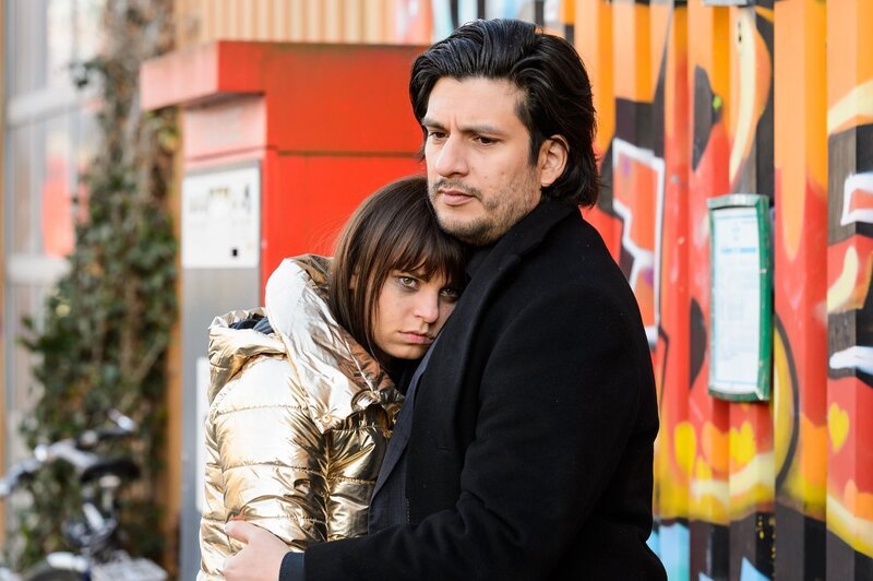 Maximilian (Francisco Medina) kümmert sich um die völlig verzweifelte Michelle (Franziska Benz). – Bild: RTL /​ Willi Weber