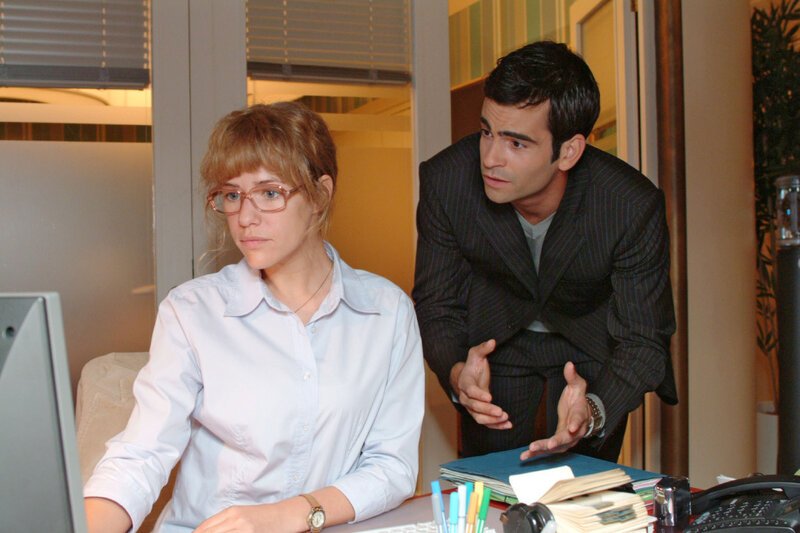 David (Mathis Künzler, r.) bittet Lisa (Alexandra Neldel, l.) inständig um ihr Vertrauen. Wird sie hart bleiben …? (Dieses Foto von Alexandra Neldel darf nur in Zusammenhang mit der Berichterstattung über die Serie „Verliebt in Berlin“ veröffentlicht und verbreitet werden.) – Bild: SAT.1 /​ Monika Schürle