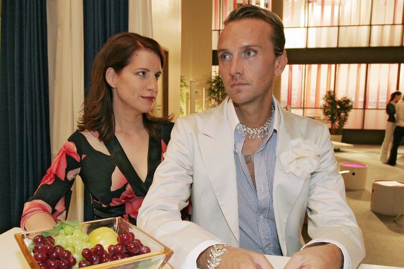 Hugo (Hubertus Regout, r.) sieht in Inkas (Stefanie Höner, l.) Schilderungen seine schlimmsten Vorahnungen bestätigt: Thomas ist ein Womanizer, den wohl auch Britta nicht so schnell vergessen wird. – Bild: SAT.1 /​ Noreen Flynn