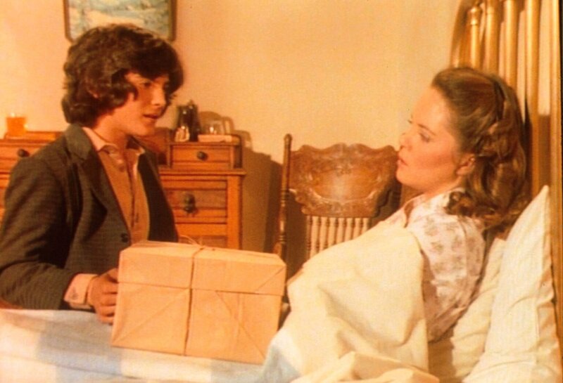 Albert (Matthew Laborteaux, l.) fühlt sich für den Brand und die Todesopfer verantwortlich. Von Schuldgefühlen geplagt, kümmert er sich fürsorglich um Mary (Melissa Sue Anderson, r.). – Bild: Worldvision Lizenzbild frei