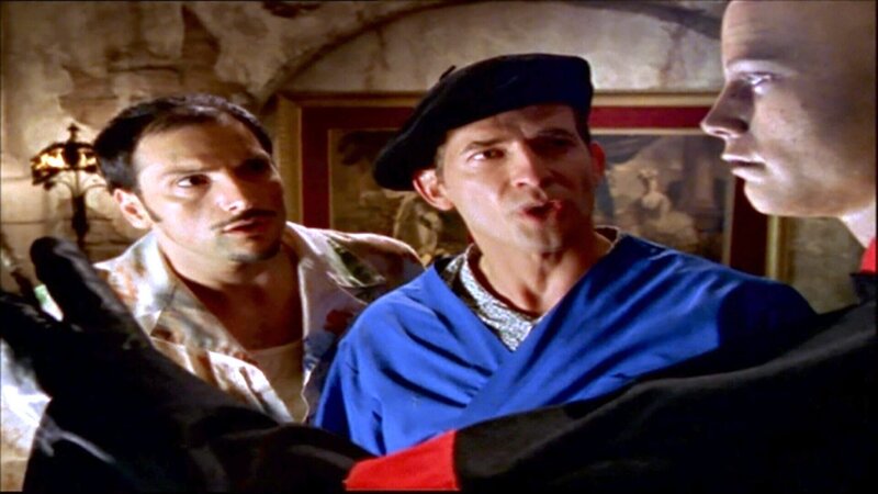 Pierre und André sind Hersteller von Wachsfiguren und bereiten gerade eine Ausstellung vor. Prunkstück soll die nachgestellte Enthauptung von Marie Antoinette werden … – Bild: RTLZWEI